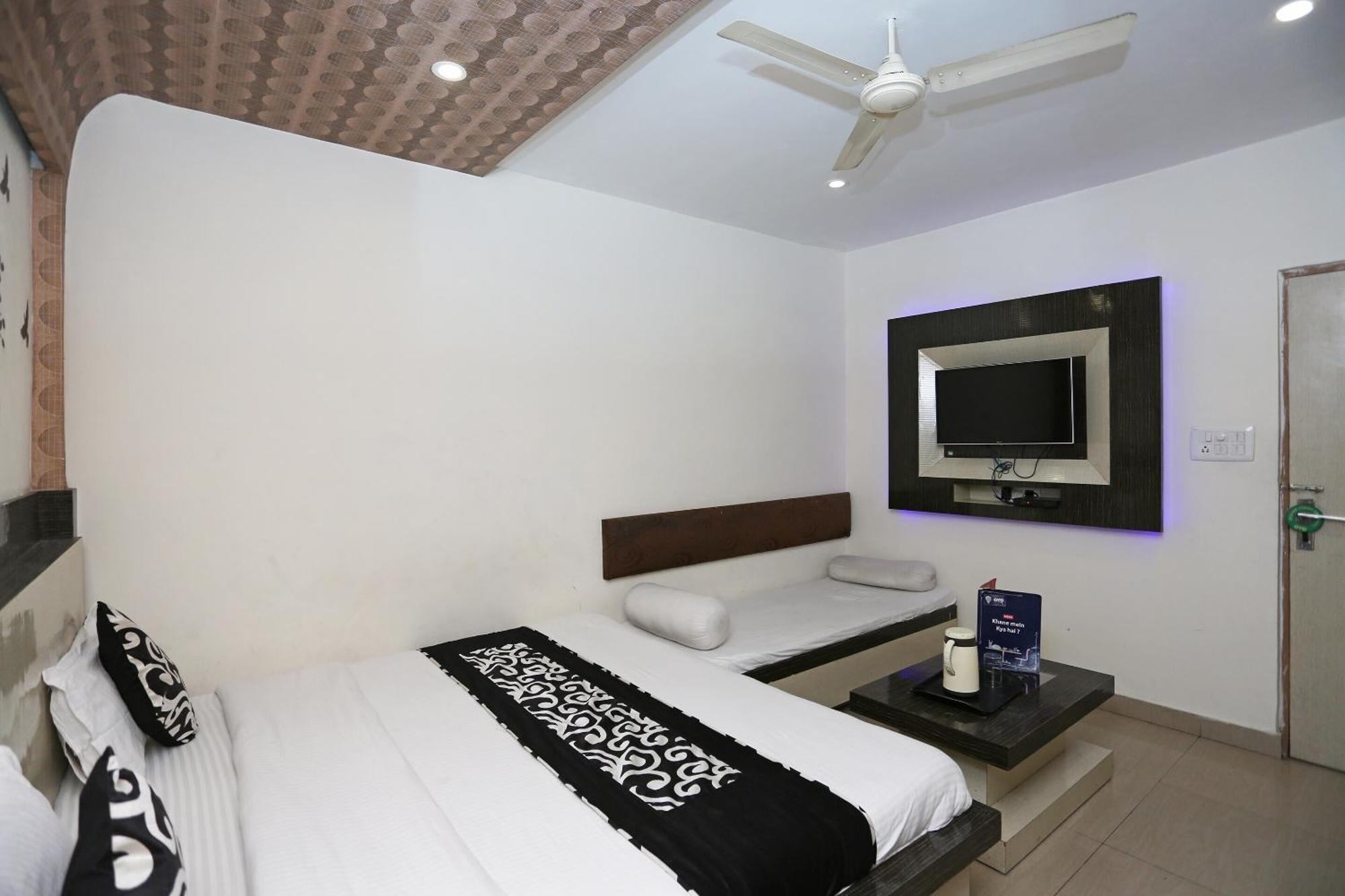 Super Oyo Flagship 4957 Hotel China Town Bhairaun Ghat Ngoại thất bức ảnh