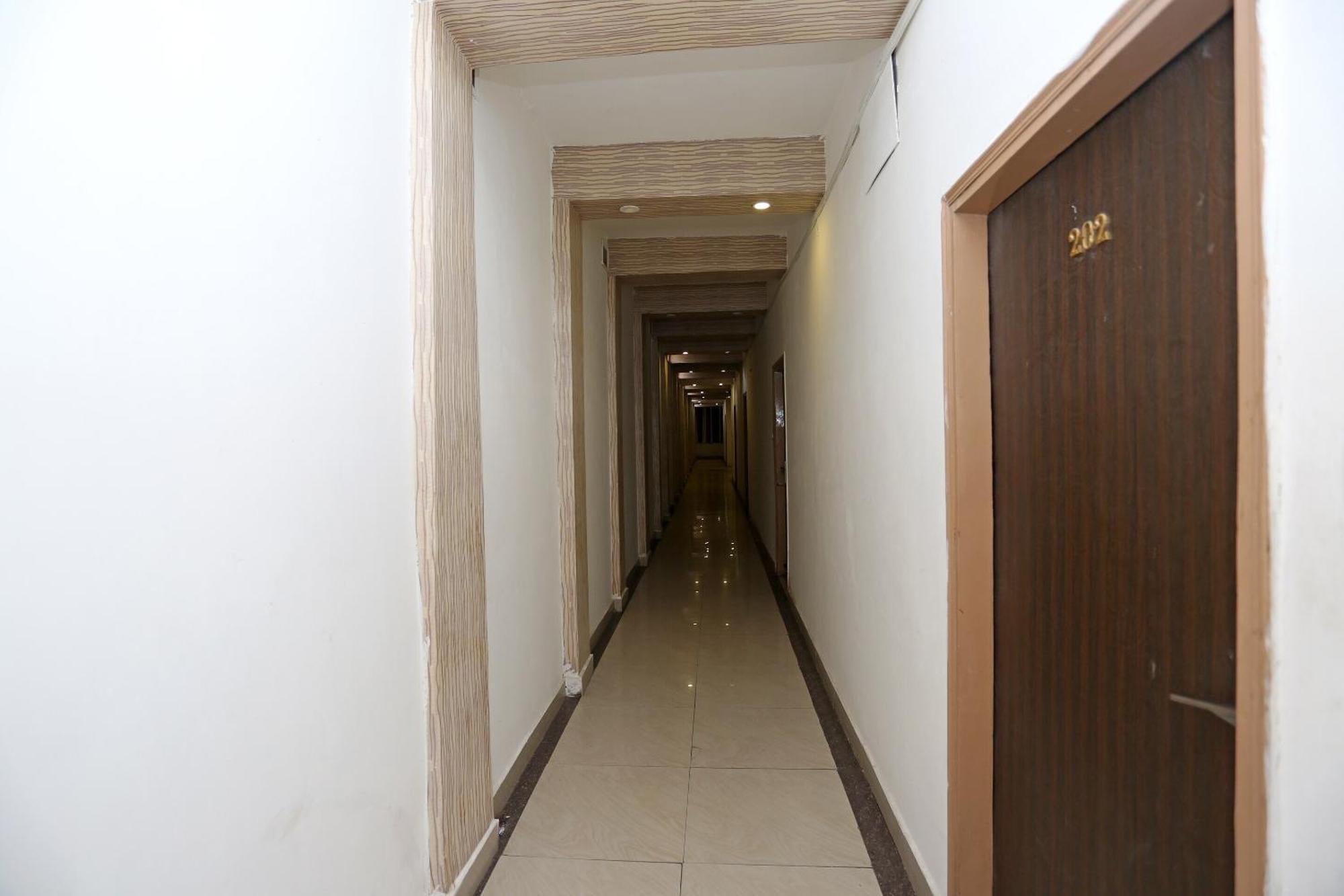 Super Oyo Flagship 4957 Hotel China Town Bhairaun Ghat Ngoại thất bức ảnh