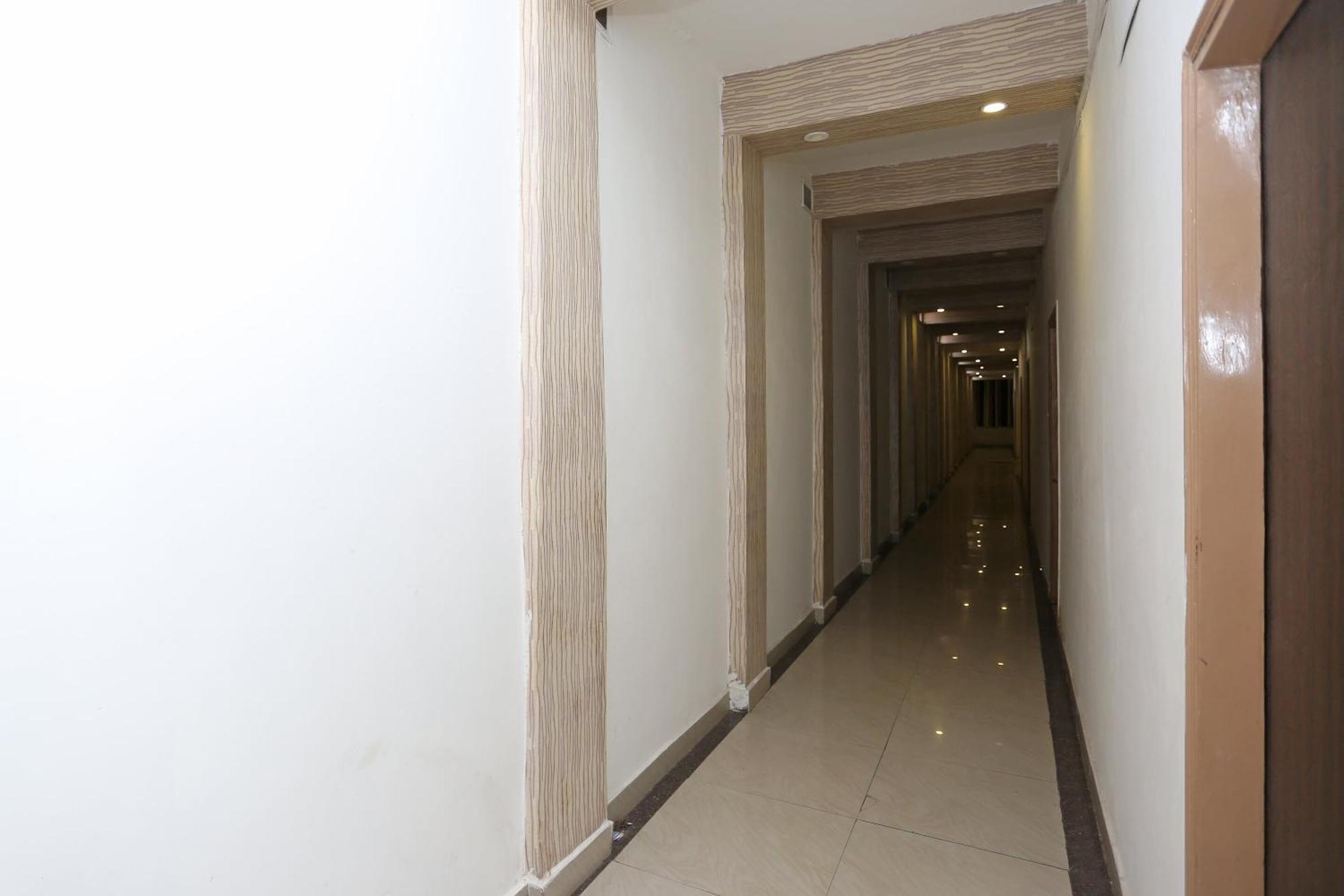 Super Oyo Flagship 4957 Hotel China Town Bhairaun Ghat Ngoại thất bức ảnh